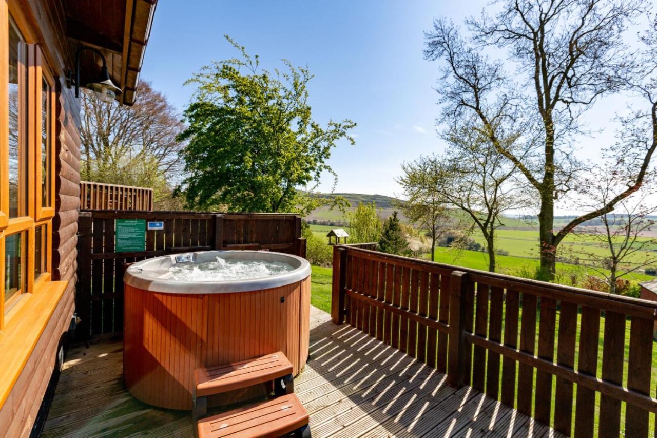 Douglas Fir Lodge With Hot Tub Near Cupar Fife Luthrie Exterior photo