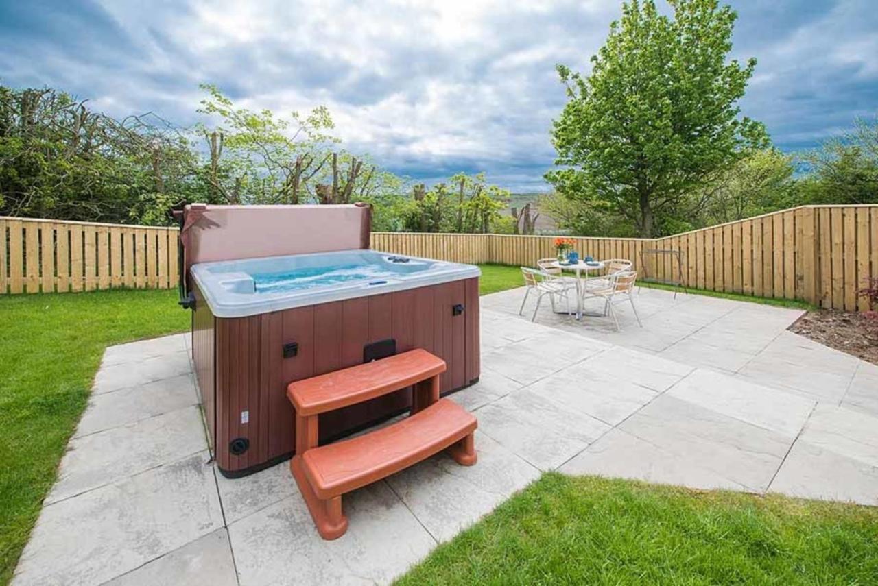 Douglas Fir Lodge With Hot Tub Near Cupar Fife Luthrie Exterior photo